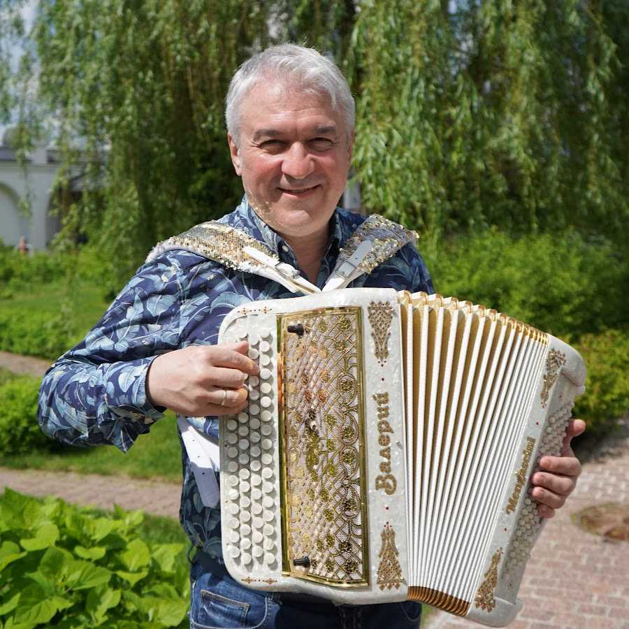 Семин песни. Баянист Валерий Семин. Валерий Семин деревня деревенька. Валерий Сёмин заслуженный артист России. Валерий Семкин боянист.